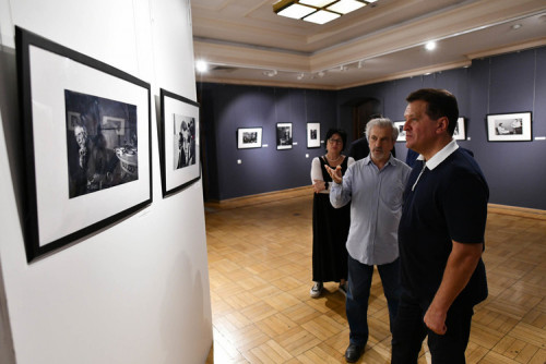 Мэр Казани Ильсур Метшин, директор ГМИИ РТ Розалия Нургалеева и фотограф Фарит Губаев
